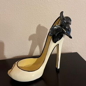 Shoe Lala By Giftcraft In Yellow And Black Wine Display Holder